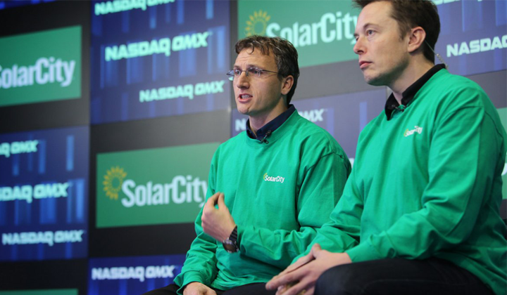 Solar City ကိုပူးတွဲတည်ထောင်ခဲ့သည့် Lyndon Rive (ဝဲ) ကို Musk နှင့်အတူတွေ့ရစဉ်